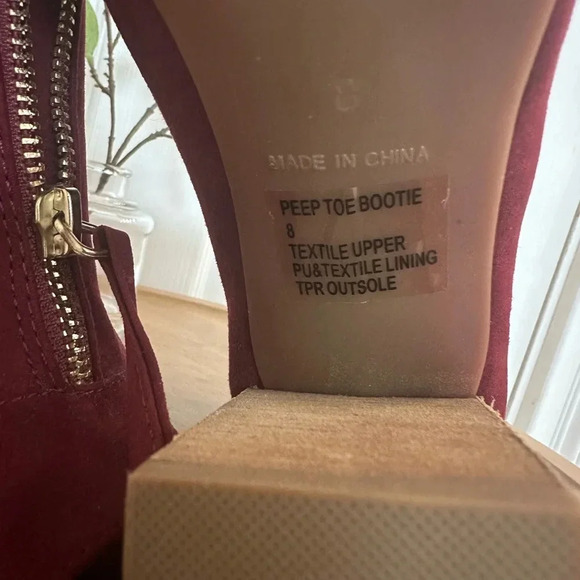 LONDON RAG ~ Women’s peep toe wood grain heel booties gold zippers size 8 - Picture 3 of 8